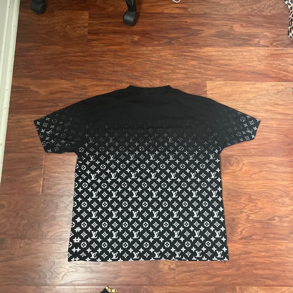 Louis Vuitton Monogram T - Shirt (size: large) - Picture 3 of 3